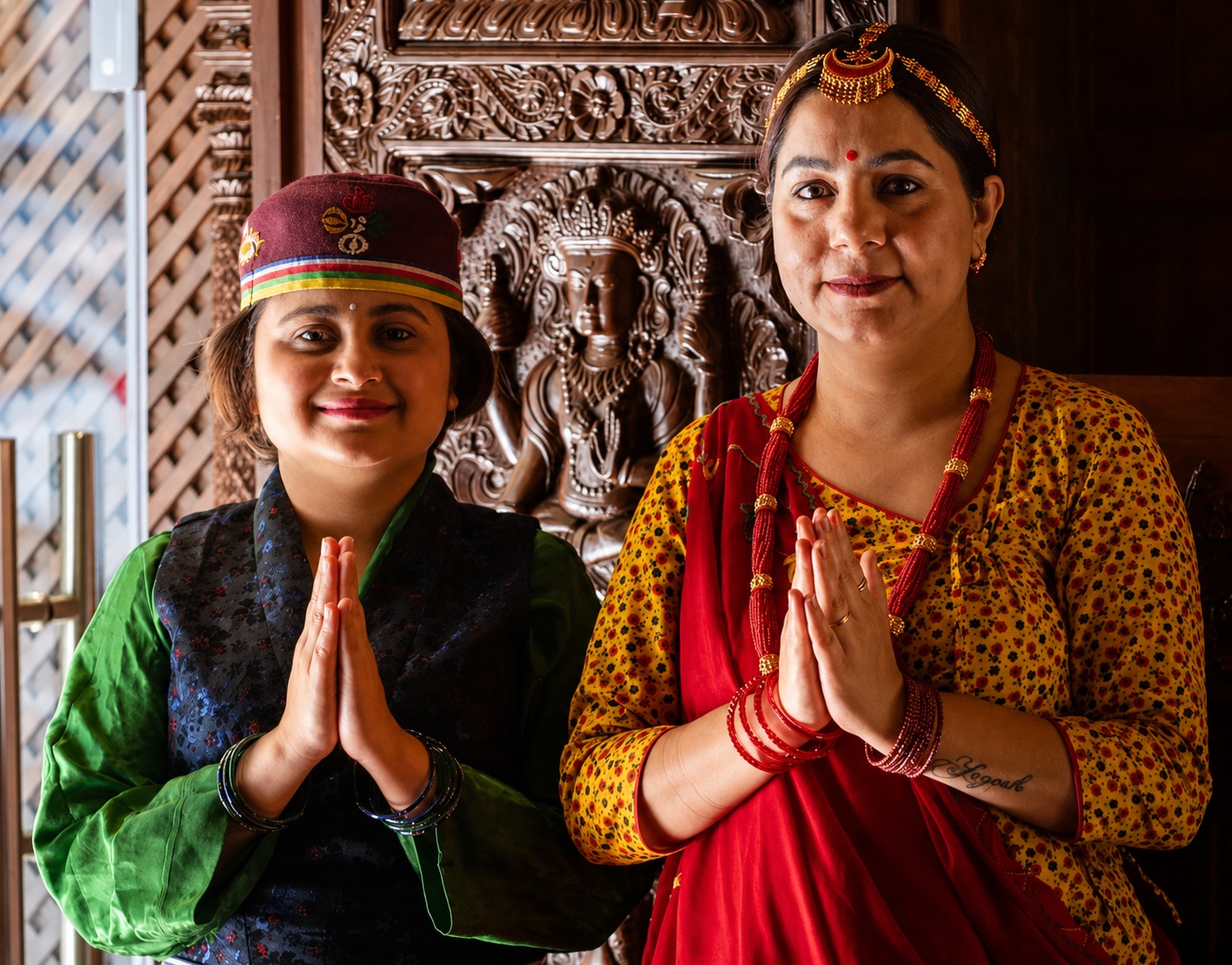 Duas mulheres da Casa Nepalesa com vestuário tradicional do Nepal