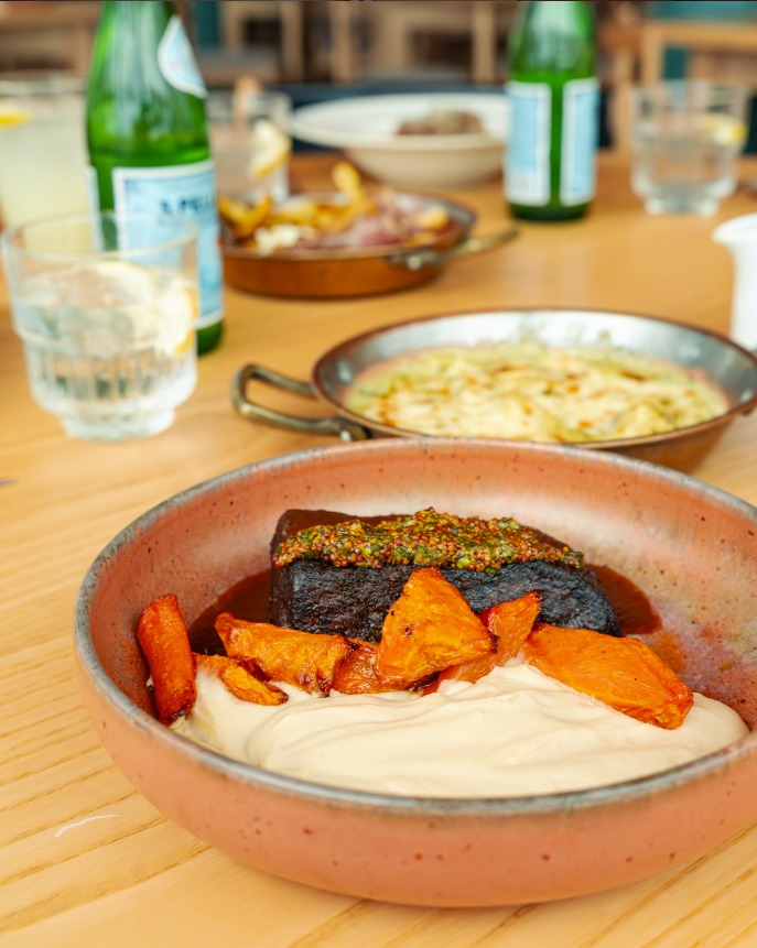 Prato servido no Madrasta, em Paço de Arcos, com legumes assados e molho cremoso