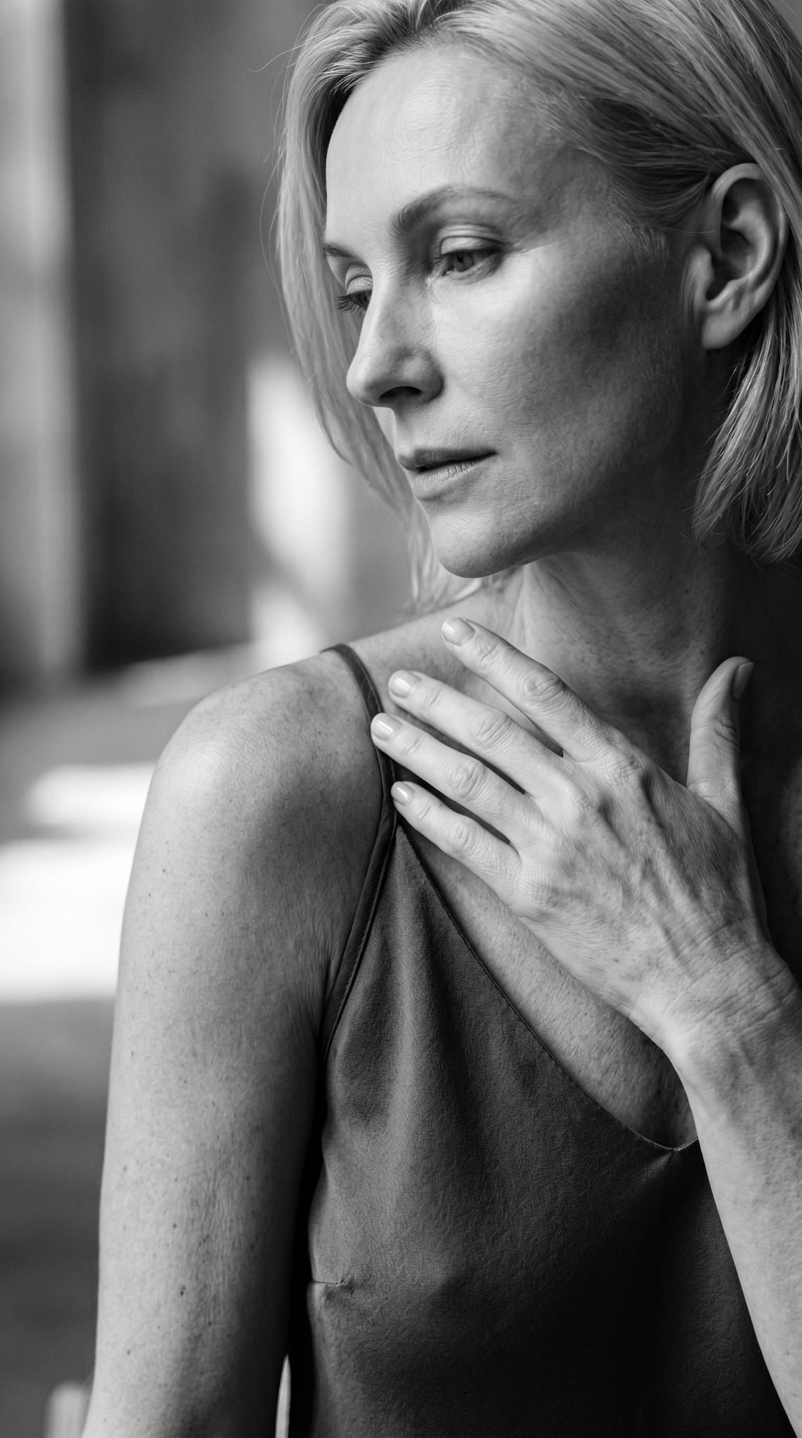 Retrato a preto e branco de uma mulher madura em momento de pausa e reflexão