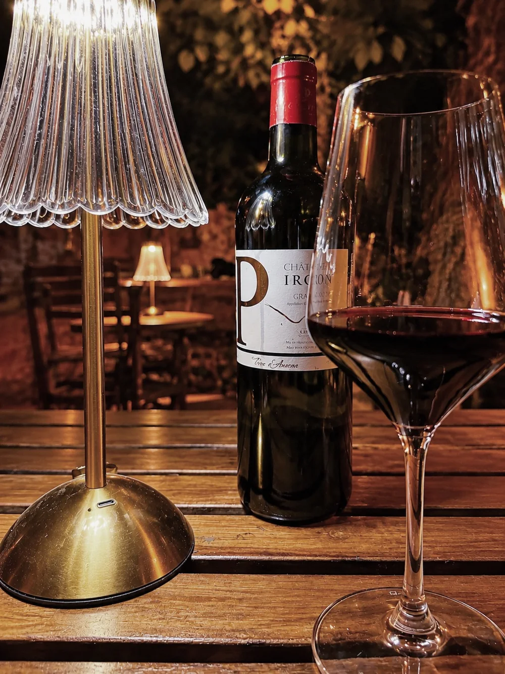 Château Iron Graves 2022 servido com taça de vinho tinto no Clube des Châteaux